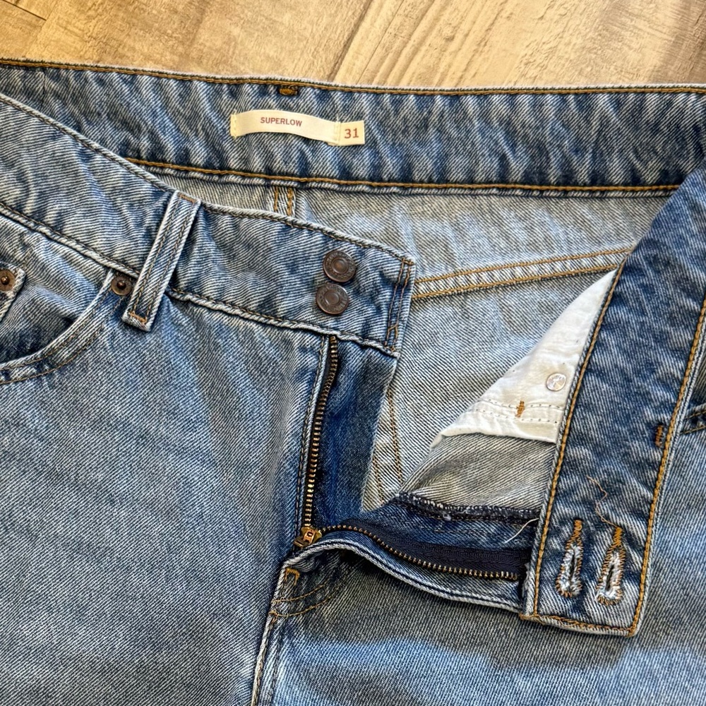 Women’s Levi’s Super Low Double-Button Relaxed Fit Jeans NWOT - Picture 6 of 7